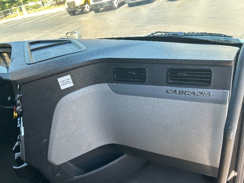 Sleeper Tractor-Heavy Duty Tractors-Freightliner-2022-T12664ST-Burlington-NJ-277,005\n\t\tmiles-$ 90,000 - Image 14