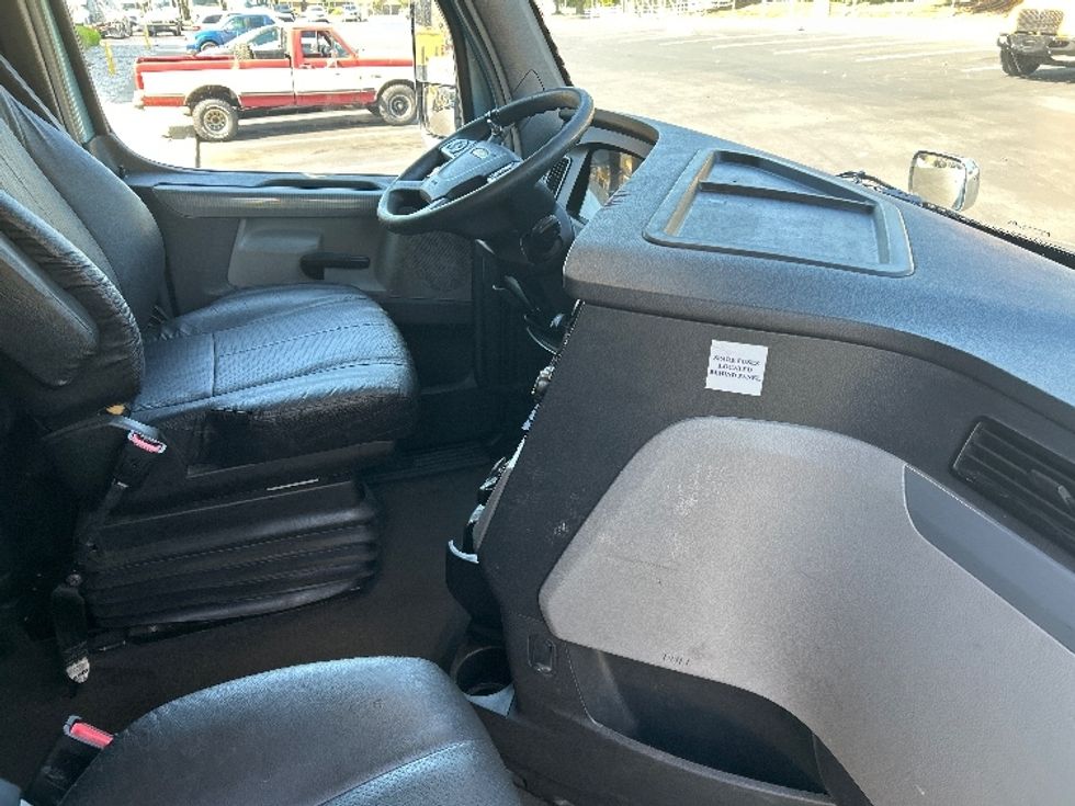 Sleeper Tractor-Heavy Duty Tractors-Freightliner-2022-T12664ST-Burlington-NJ-277,005\n\t\tmiles-$ 90,000 - Image 15