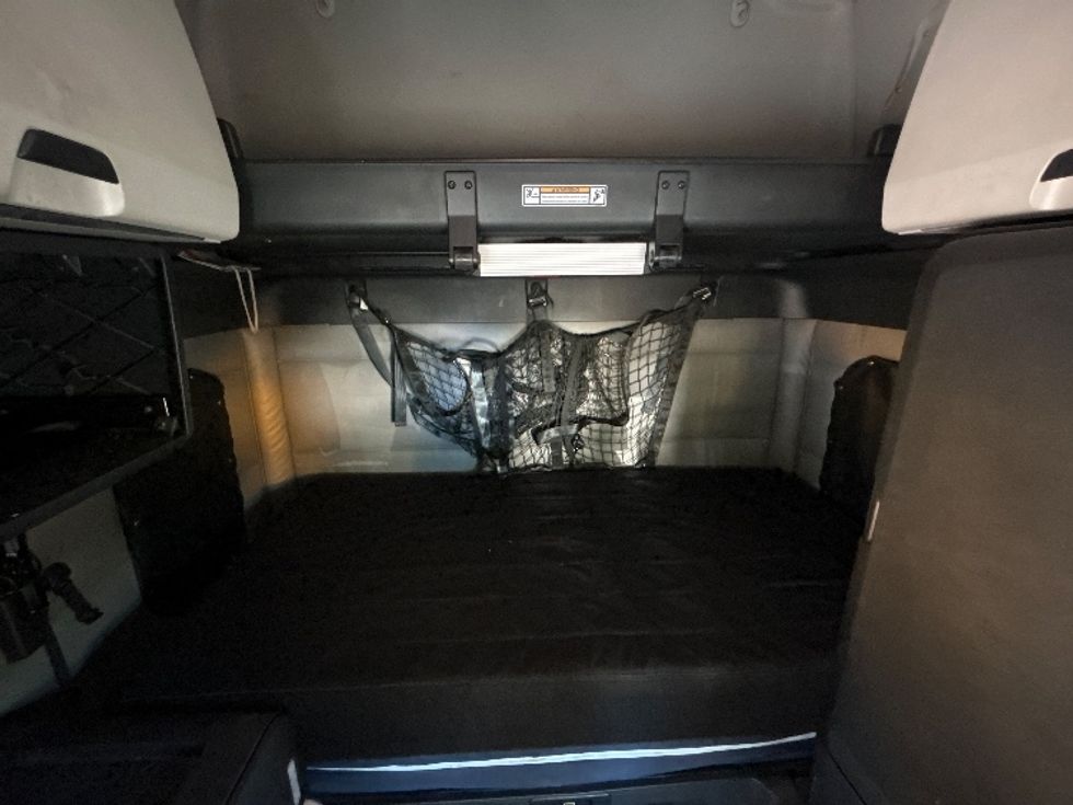 Sleeper Tractor-Heavy Duty Tractors-Freightliner-2022-T12664ST-Burlington-NJ-277,005\n\t\tmiles-$ 90,000 - Image 16