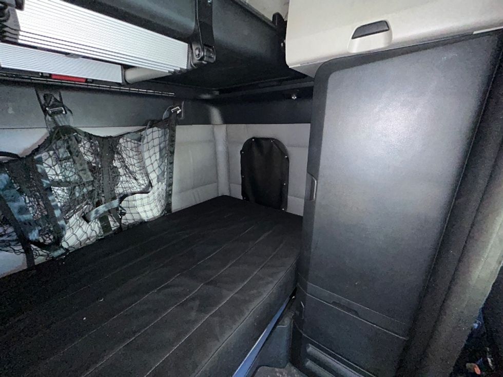 Sleeper Tractor-Heavy Duty Tractors-Freightliner-2022-T12664ST-Burlington-NJ-277,005\n\t\tmiles-$ 90,000 - Image 18