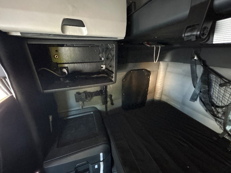 Sleeper Tractor-Heavy Duty Tractors-Freightliner-2022-T12664ST-Burlington-NJ-277,005\n\t\tmiles-$ 90,000 - Image 19