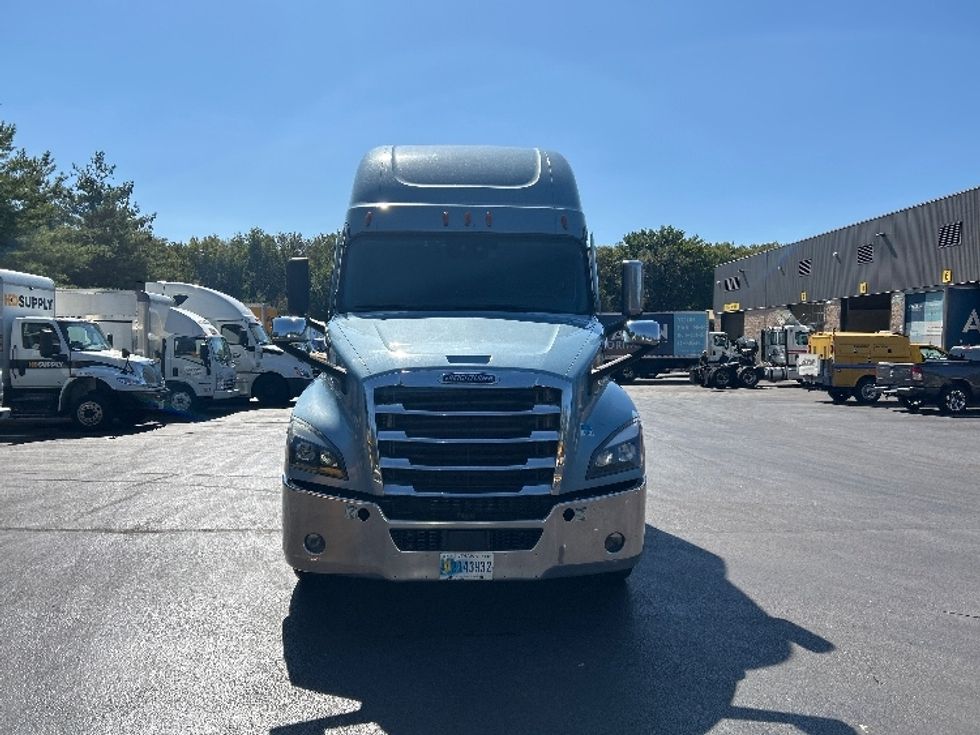 Sleeper Tractor-Heavy Duty Tractors-Freightliner-2022-T12664ST-Burlington-NJ-277,005\n\t\tmiles-$ 90,000 - Image 2