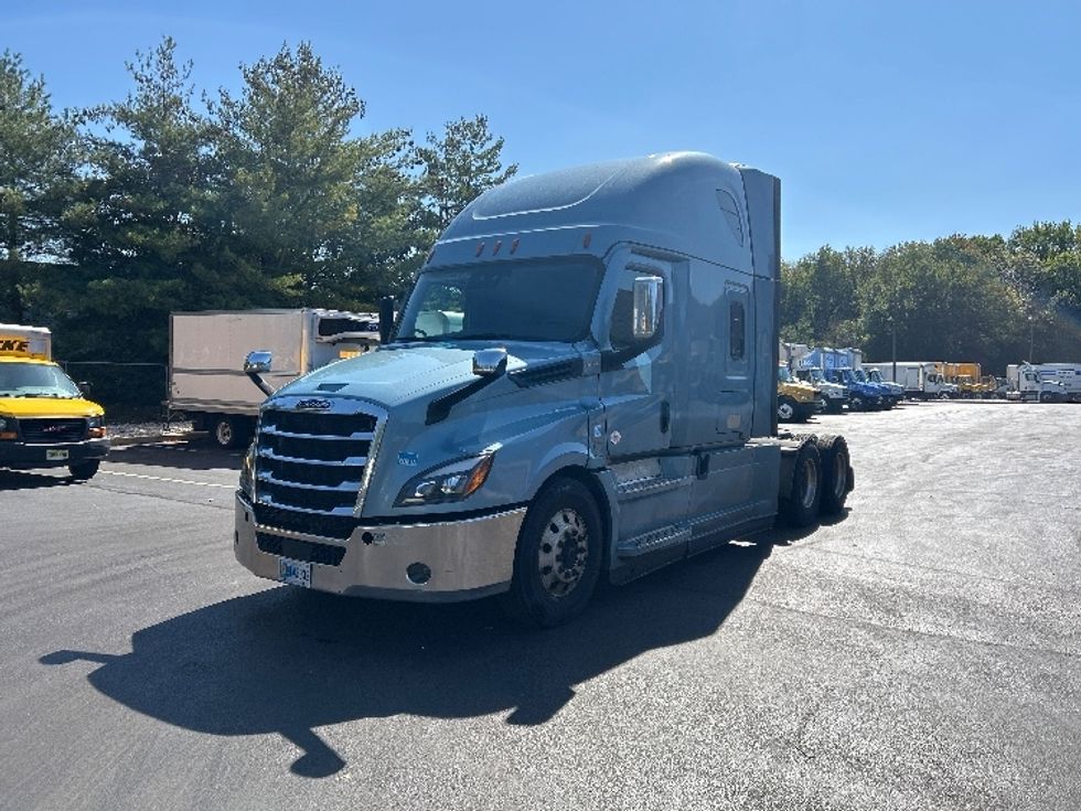 Sleeper Tractor-Heavy Duty Tractors-Freightliner-2022-T12664ST-Burlington-NJ-277,005\n\t\tmiles-$ 90,000 - Image 3