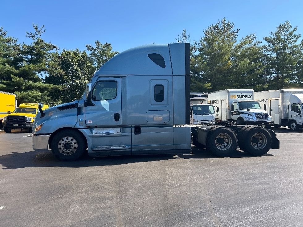 Sleeper Tractor-Heavy Duty Tractors-Freightliner-2022-T12664ST-Burlington-NJ-277,005\n\t\tmiles-$ 90,000 - Image 4