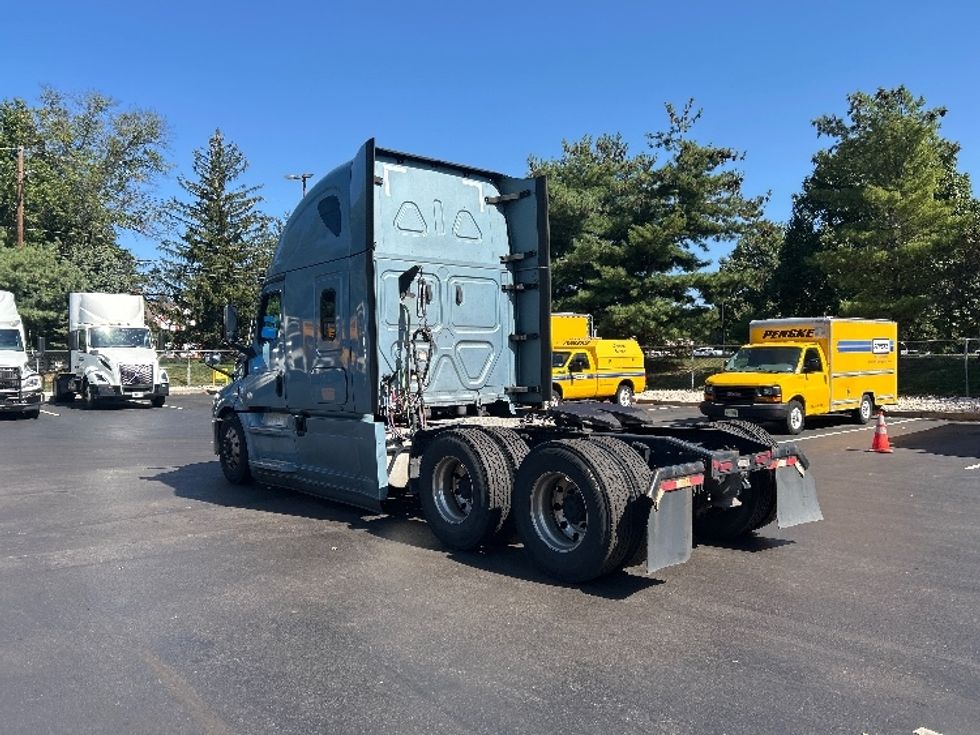 Sleeper Tractor-Heavy Duty Tractors-Freightliner-2022-T12664ST-Burlington-NJ-277,005\n\t\tmiles-$ 90,000 - Image 5