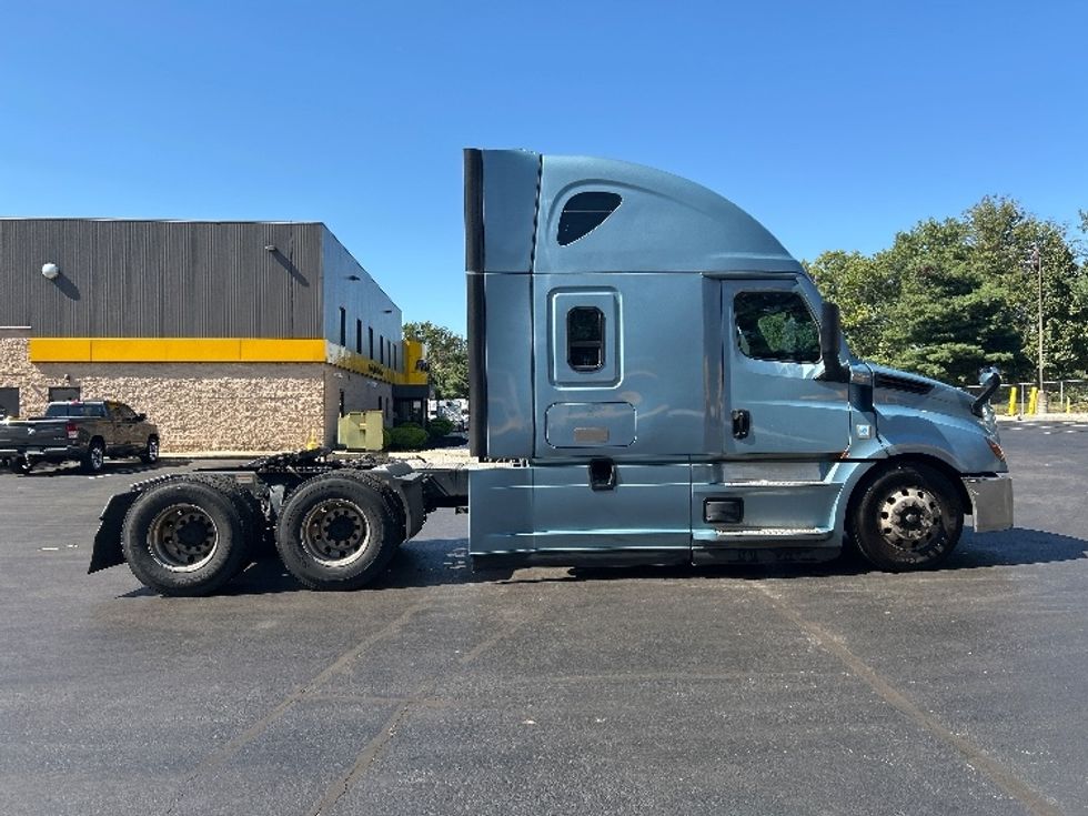 Sleeper Tractor-Heavy Duty Tractors-Freightliner-2022-T12664ST-Burlington-NJ-277,005\n\t\tmiles-$ 90,000 - Image 8