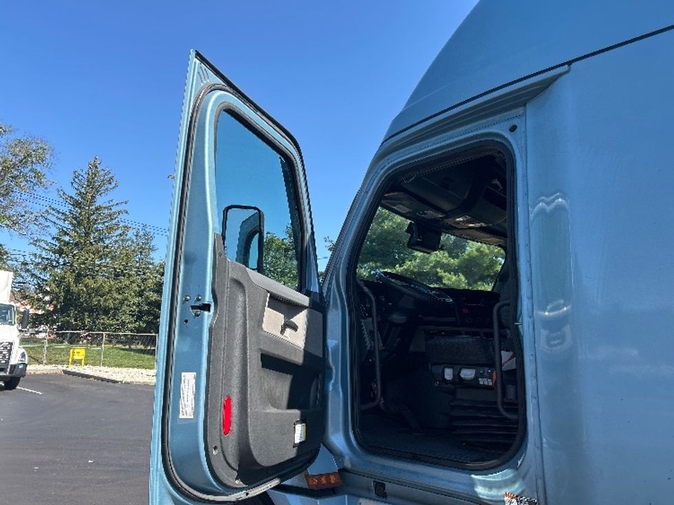 Sleeper Tractor-Heavy Duty Tractors-Freightliner-2022-T12664ST-Burlington-NJ-277,005\n\t\tmiles-$ 90,000 - Image 9