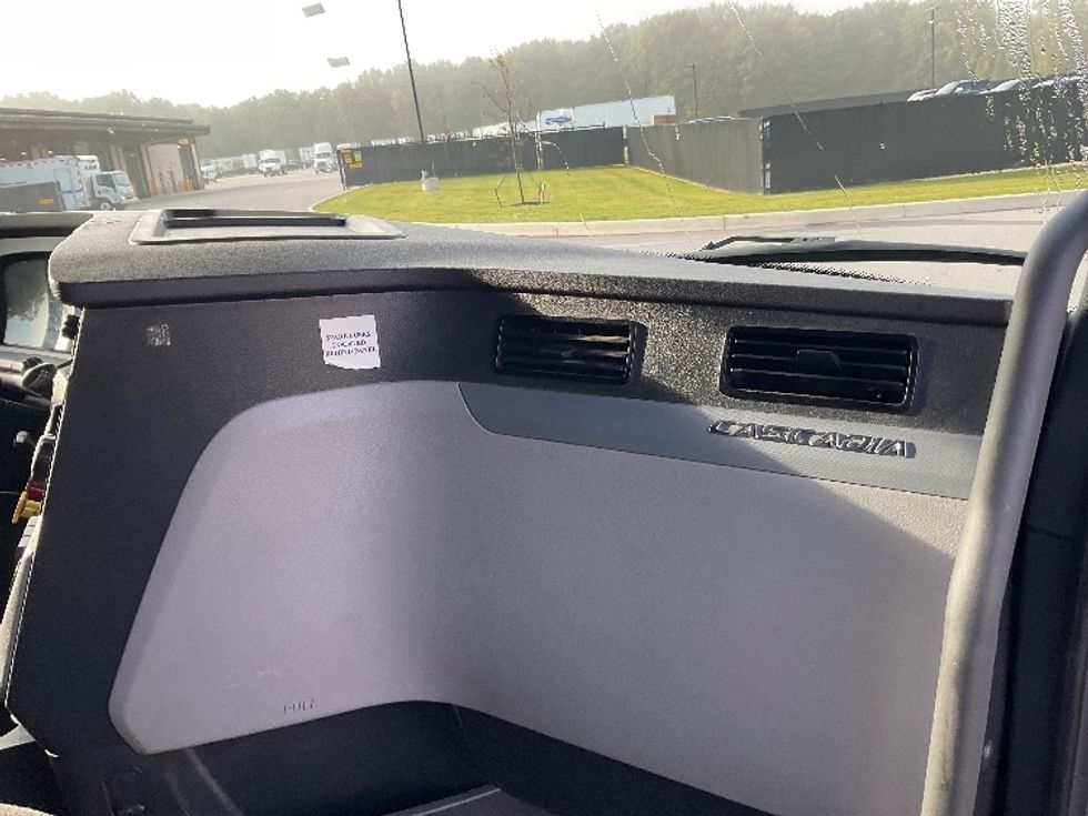 Sleeper Tractor-Heavy Duty Tractors-Freightliner-2022-T12664ST-Byron Center-MI-433,424\n\t\tmiles-$ 75,750 - Image 14