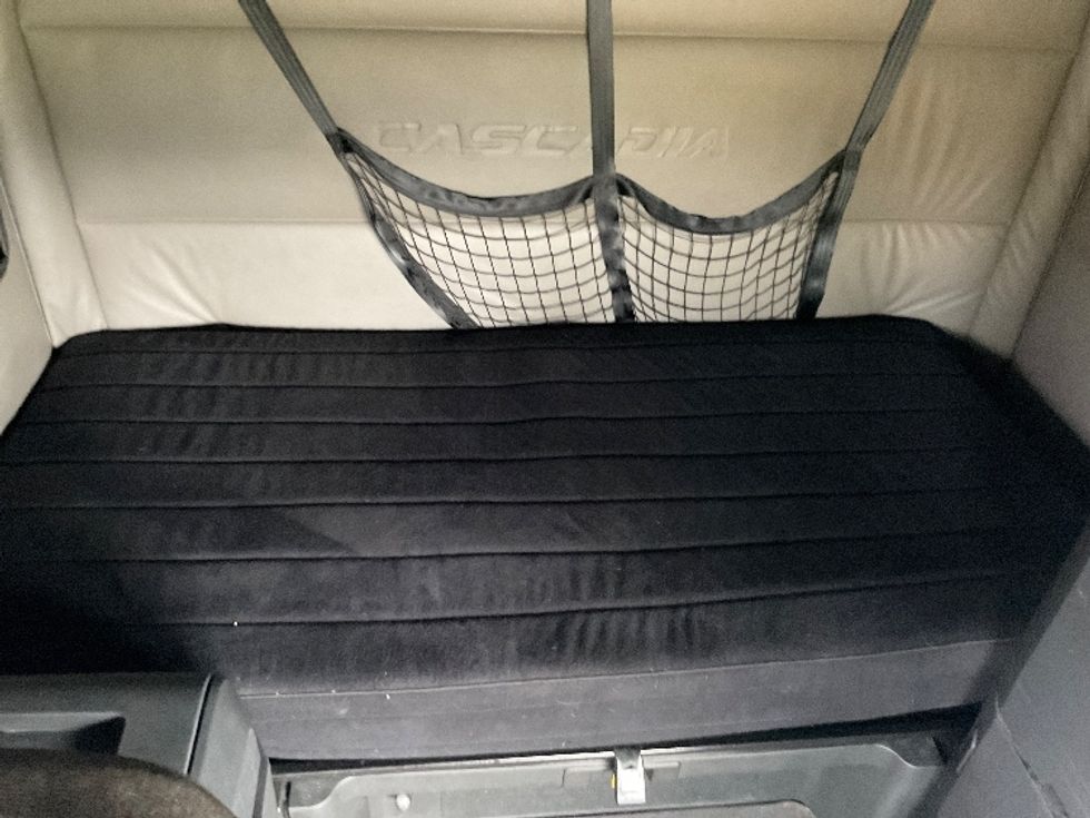 Sleeper Tractor-Heavy Duty Tractors-Freightliner-2022-T12664ST-Byron Center-MI-433,424\n\t\tmiles-$ 75,750 - Image 17