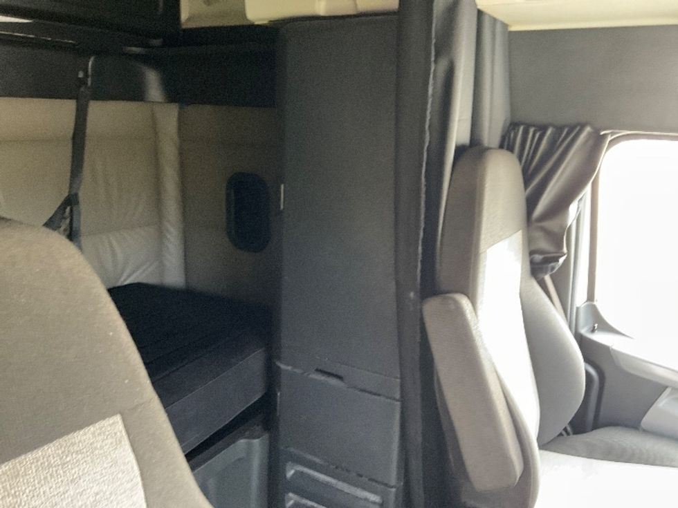 Sleeper Tractor-Heavy Duty Tractors-Freightliner-2022-T12664ST-Byron Center-MI-433,424\n\t\tmiles-$ 75,750 - Image 18