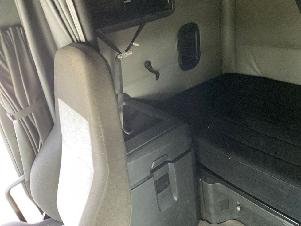 Sleeper Tractor-Heavy Duty Tractors-Freightliner-2022-T12664ST-Byron Center-MI-433,424\n\t\tmiles-$ 75,750 - Image 19