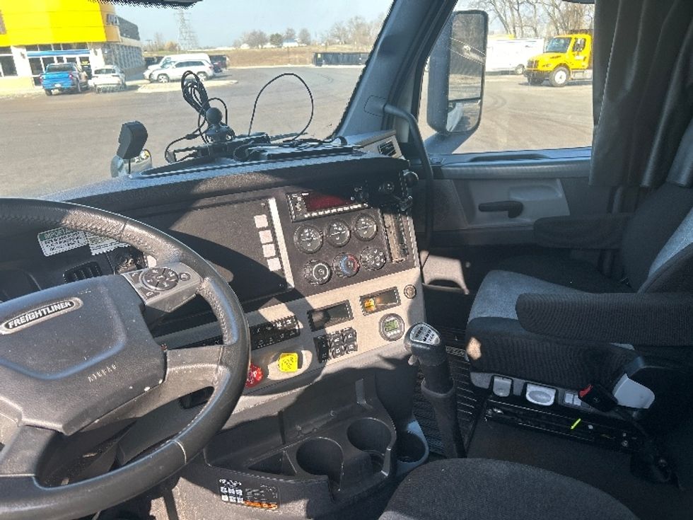 Sleeper Tractor-Heavy Duty Tractors-Freightliner-2022-T12664ST-Byron Center-MI-541,287\n\t\tmiles-$ 60,750 - Image 10