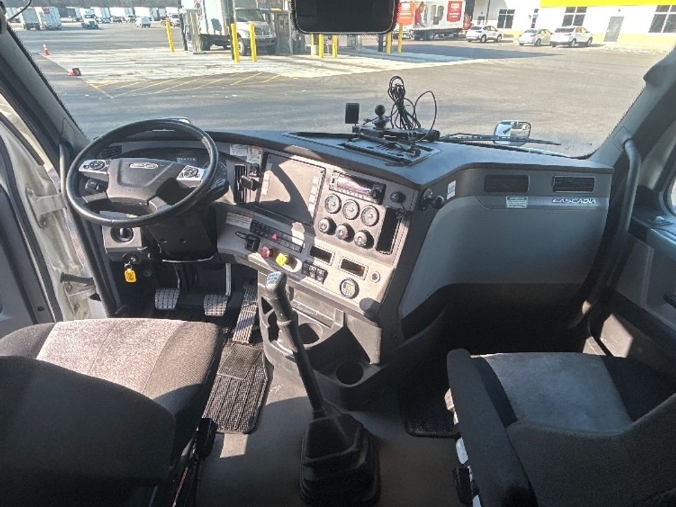 Sleeper Tractor-Heavy Duty Tractors-Freightliner-2022-T12664ST-Byron Center-MI-541,287\n\t\tmiles-$ 60,750 - Image 12