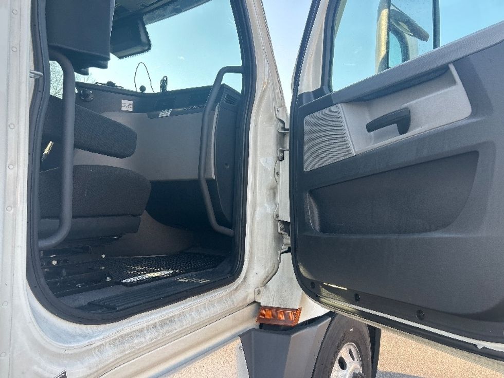 Sleeper Tractor-Heavy Duty Tractors-Freightliner-2022-T12664ST-Byron Center-MI-541,287\n\t\tmiles-$ 60,750 - Image 13