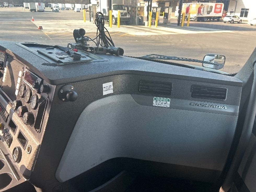 Sleeper Tractor-Heavy Duty Tractors-Freightliner-2022-T12664ST-Byron Center-MI-541,287\n\t\tmiles-$ 60,750 - Image 14