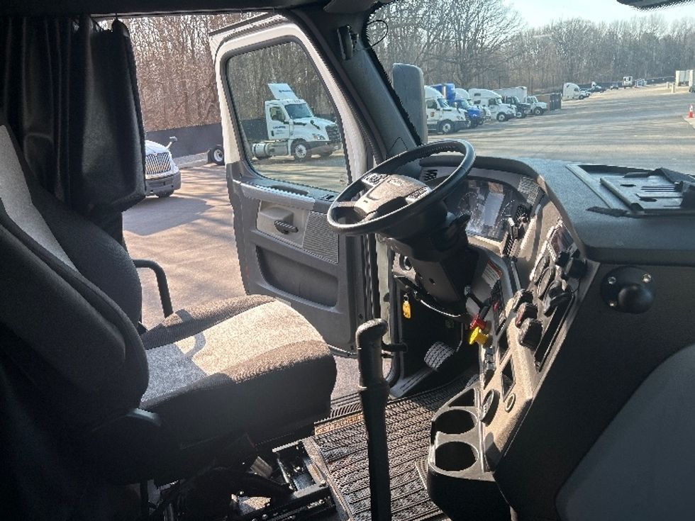 Sleeper Tractor-Heavy Duty Tractors-Freightliner-2022-T12664ST-Byron Center-MI-541,287\n\t\tmiles-$ 60,750 - Image 15