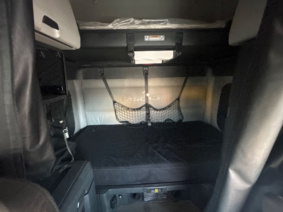 Sleeper Tractor-Heavy Duty Tractors-Freightliner-2022-T12664ST-Byron Center-MI-541,287\n\t\tmiles-$ 60,750 - Image 16