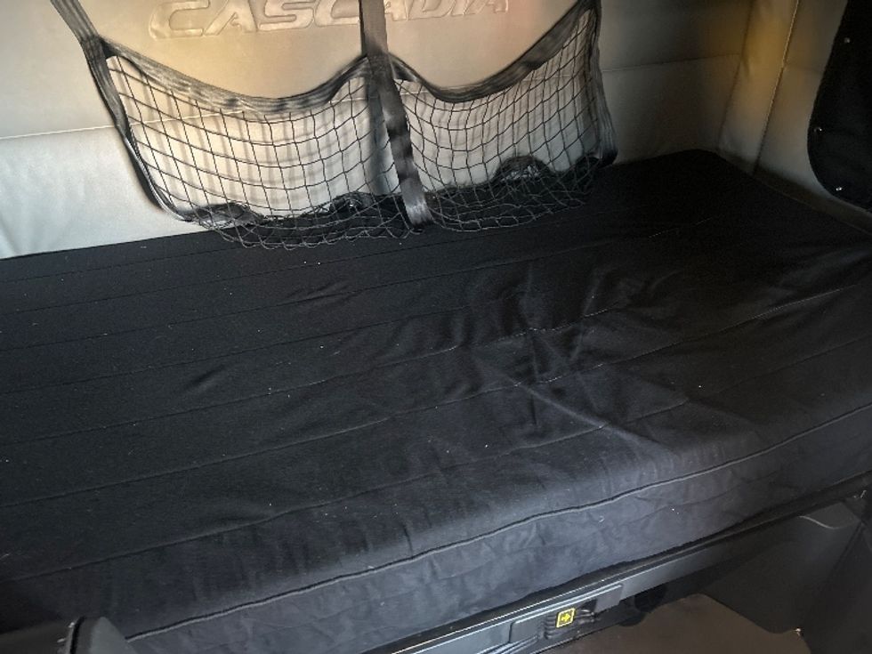 Sleeper Tractor-Heavy Duty Tractors-Freightliner-2022-T12664ST-Byron Center-MI-541,287\n\t\tmiles-$ 60,750 - Image 17