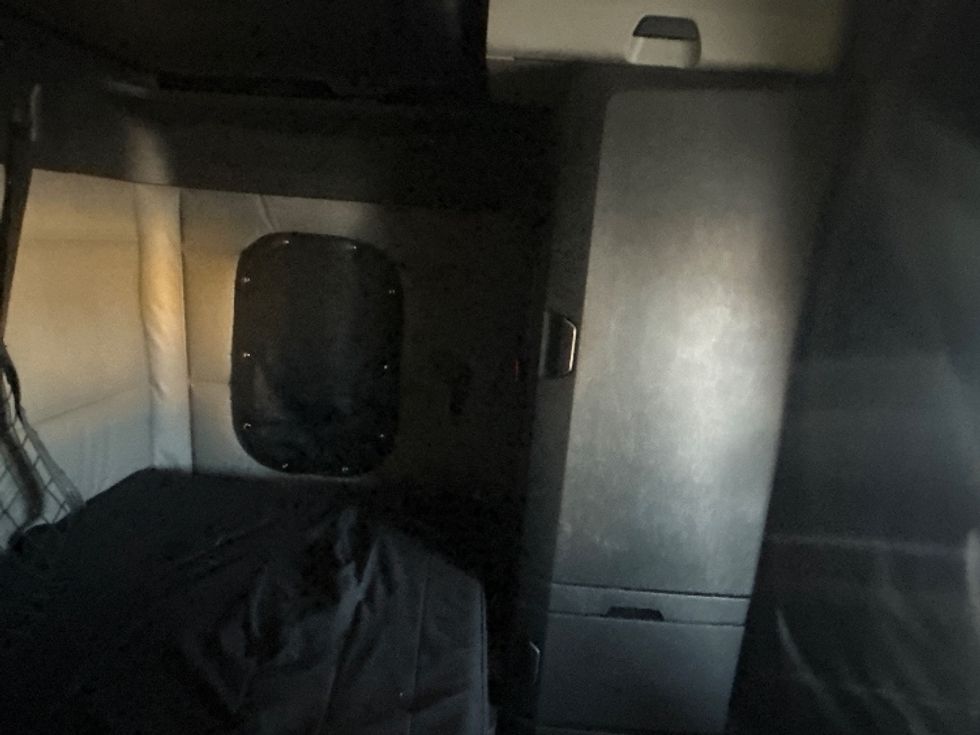 Sleeper Tractor-Heavy Duty Tractors-Freightliner-2022-T12664ST-Byron Center-MI-541,287\n\t\tmiles-$ 60,750 - Image 18