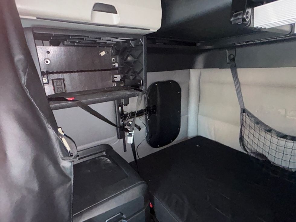 Sleeper Tractor-Heavy Duty Tractors-Freightliner-2022-T12664ST-Byron Center-MI-541,287\n\t\tmiles-$ 60,750 - Image 19