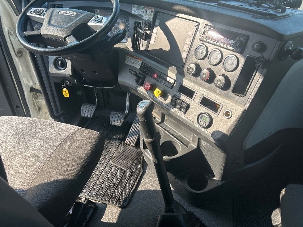 Sleeper Tractor-Heavy Duty Tractors-Freightliner-2022-T12664ST-Byron Center-MI-541,287\n\t\tmiles-$ 60,750 - Image 22
