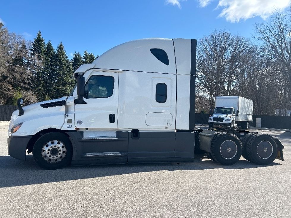 Sleeper Tractor-Heavy Duty Tractors-Freightliner-2022-T12664ST-Byron Center-MI-541,287\n\t\tmiles-$ 60,750 - Image 4