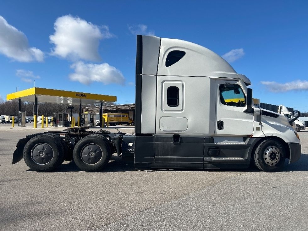 Sleeper Tractor-Heavy Duty Tractors-Freightliner-2022-T12664ST-Byron Center-MI-541,287\n\t\tmiles-$ 60,750 - Image 8
