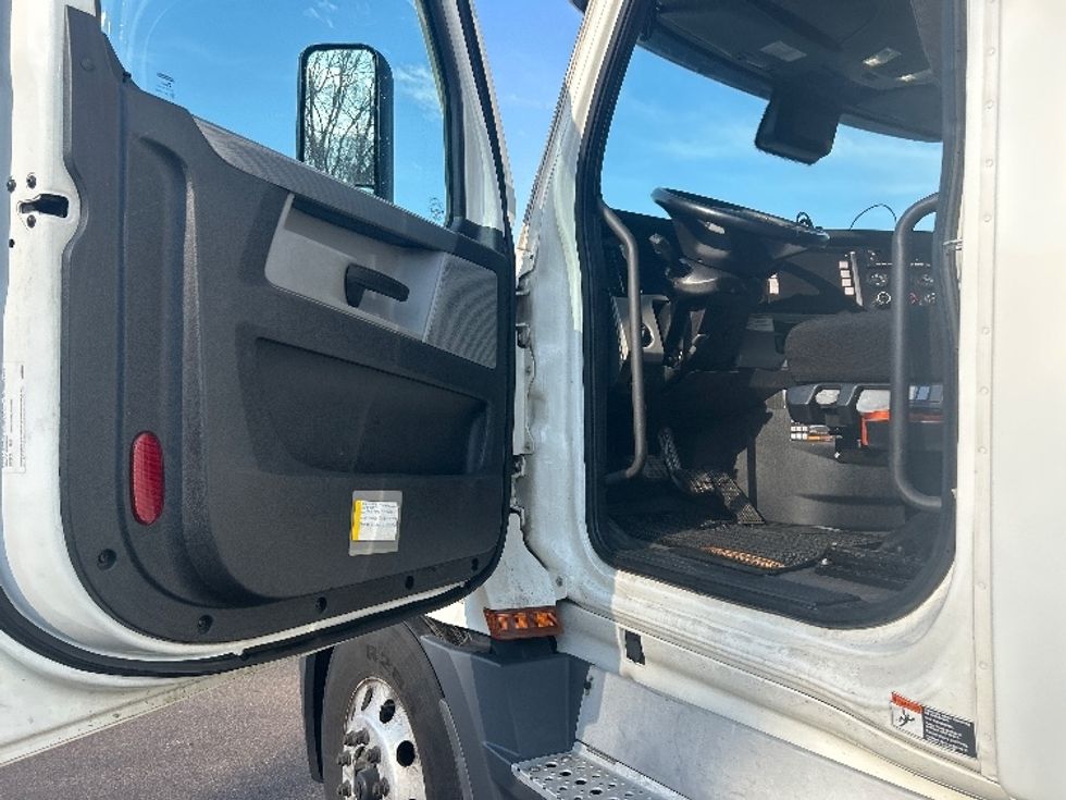 Sleeper Tractor-Heavy Duty Tractors-Freightliner-2022-T12664ST-Byron Center-MI-541,287\n\t\tmiles-$ 60,750 - Image 9