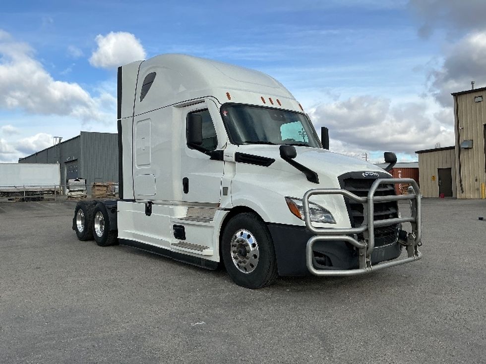 Sleeper Tractor-Heavy Duty Tractors-Freightliner-2022-T12664ST-Calgary-AB-429,089\n\t\tkm-$ 117,250 - Image 1