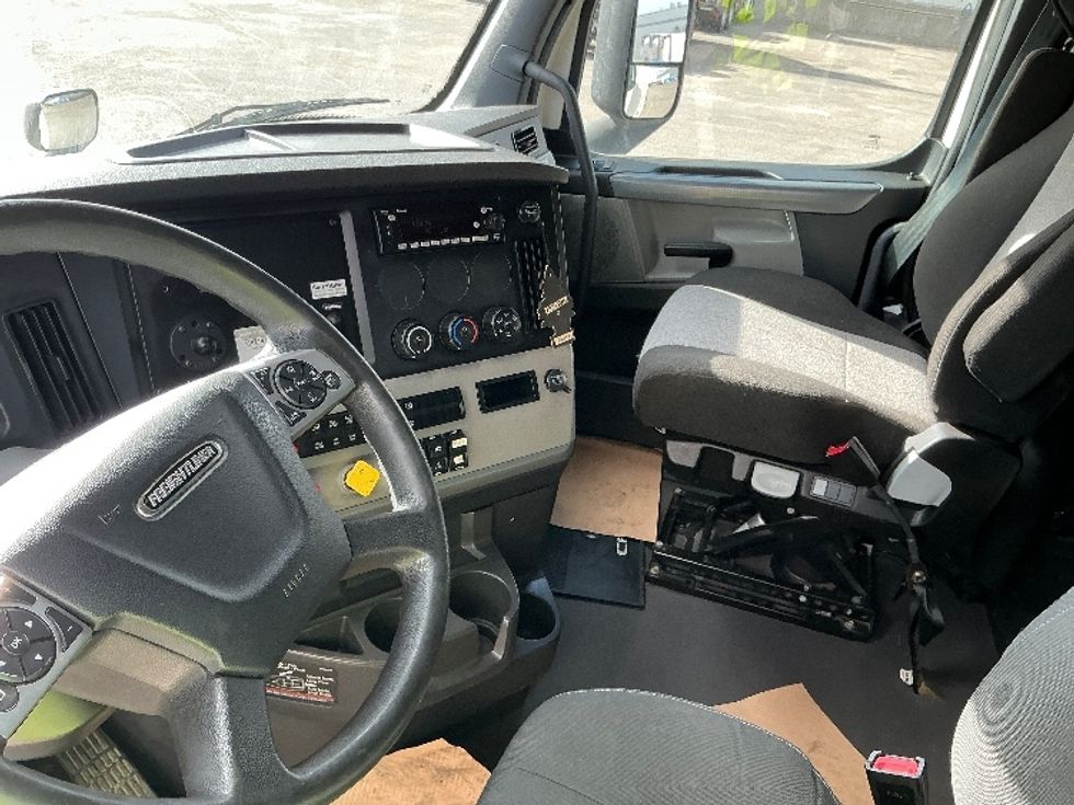 Sleeper Tractor-Heavy Duty Tractors-Freightliner-2022-T12664ST-Calgary-AB-429,089\n\t\tkm-$ 117,250 - Image 10