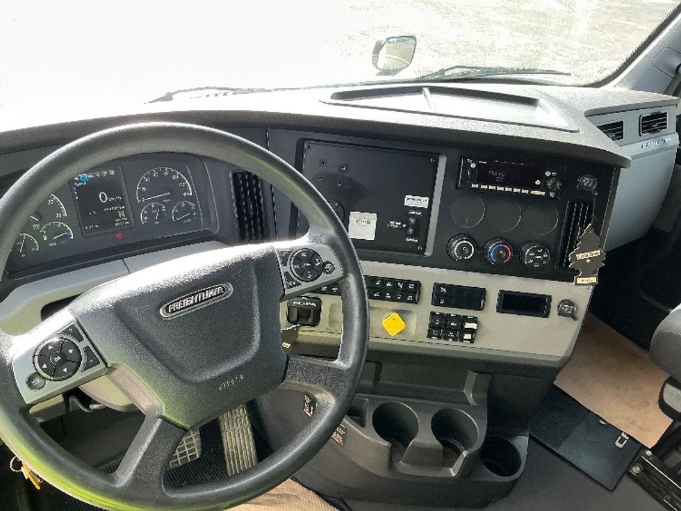 Sleeper Tractor-Heavy Duty Tractors-Freightliner-2022-T12664ST-Calgary-AB-429,089\n\t\tkm-$ 117,250 - Image 11
