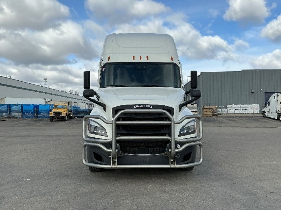 Sleeper Tractor-Heavy Duty Tractors-Freightliner-2022-T12664ST-Calgary-AB-429,089\n\t\tkm-$ 117,250 - Image 2