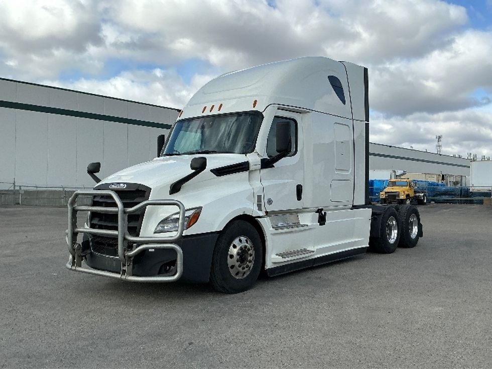 Sleeper Tractor-Heavy Duty Tractors-Freightliner-2022-T12664ST-Calgary-AB-429,089\n\t\tkm-$ 117,250 - Image 3