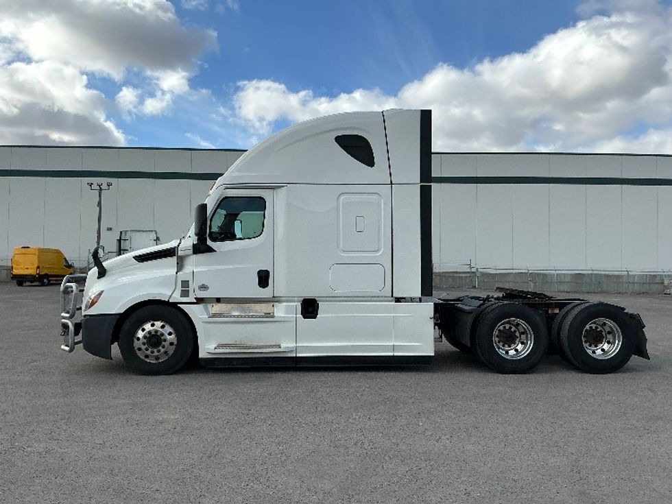 Sleeper Tractor-Heavy Duty Tractors-Freightliner-2022-T12664ST-Calgary-AB-429,089\n\t\tkm-$ 117,250 - Image 4