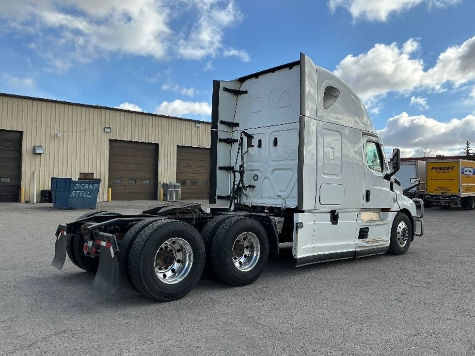 Sleeper Tractor-Heavy Duty Tractors-Freightliner-2022-T12664ST-Calgary-AB-429,089\n\t\tkm-$ 117,250 - Image 7