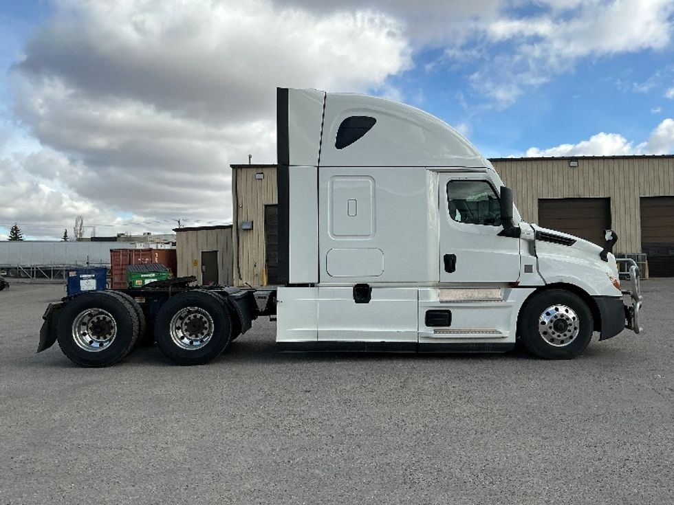 Sleeper Tractor-Heavy Duty Tractors-Freightliner-2022-T12664ST-Calgary-AB-429,089\n\t\tkm-$ 117,250 - Image 8
