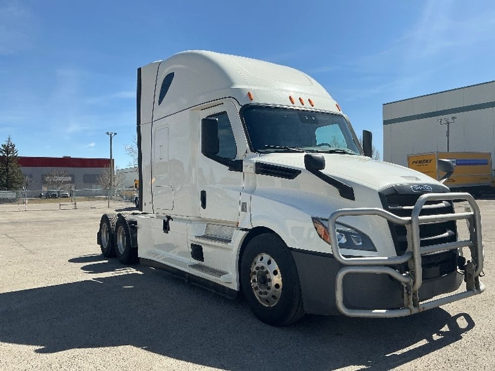 Sleeper Tractor-Heavy Duty Tractors-Freightliner-2022-T12664ST-Calgary-AB-541,116\n\t\tkm-$ 110,500 - Image 1
