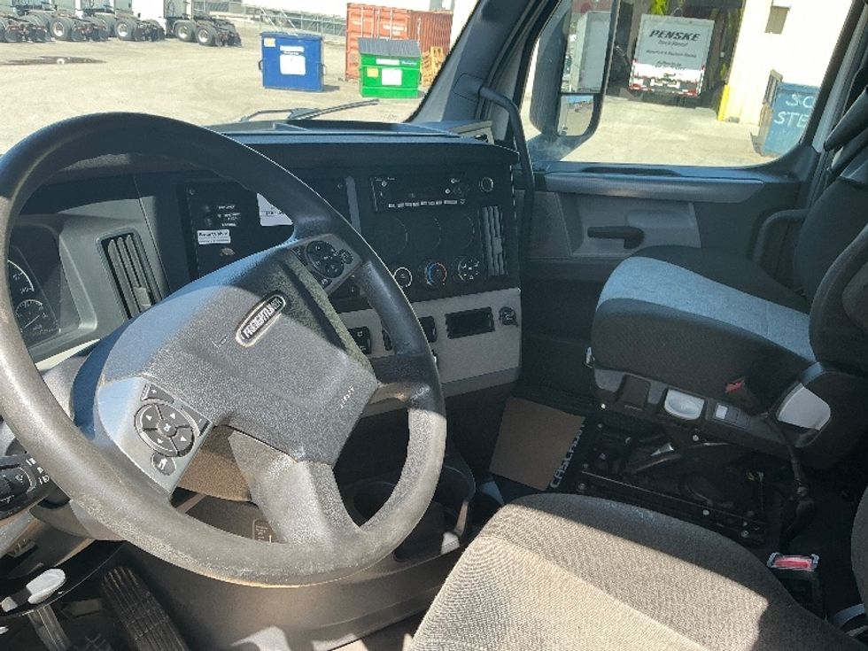 Sleeper Tractor-Heavy Duty Tractors-Freightliner-2022-T12664ST-Calgary-AB-541,116\n\t\tkm-$ 110,500 - Image 10