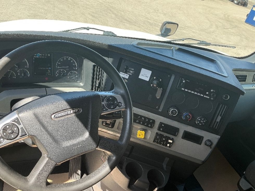 Sleeper Tractor-Heavy Duty Tractors-Freightliner-2022-T12664ST-Calgary-AB-541,116\n\t\tkm-$ 110,500 - Image 11