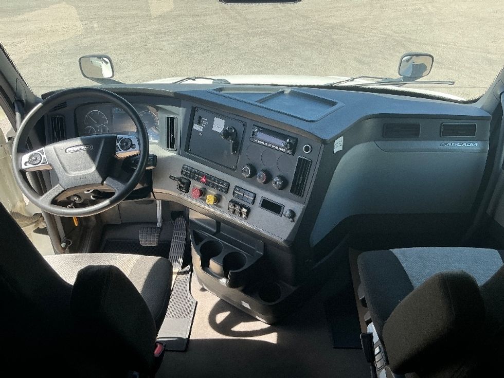 Sleeper Tractor-Heavy Duty Tractors-Freightliner-2022-T12664ST-Calgary-AB-541,116\n\t\tkm-$ 110,500 - Image 12