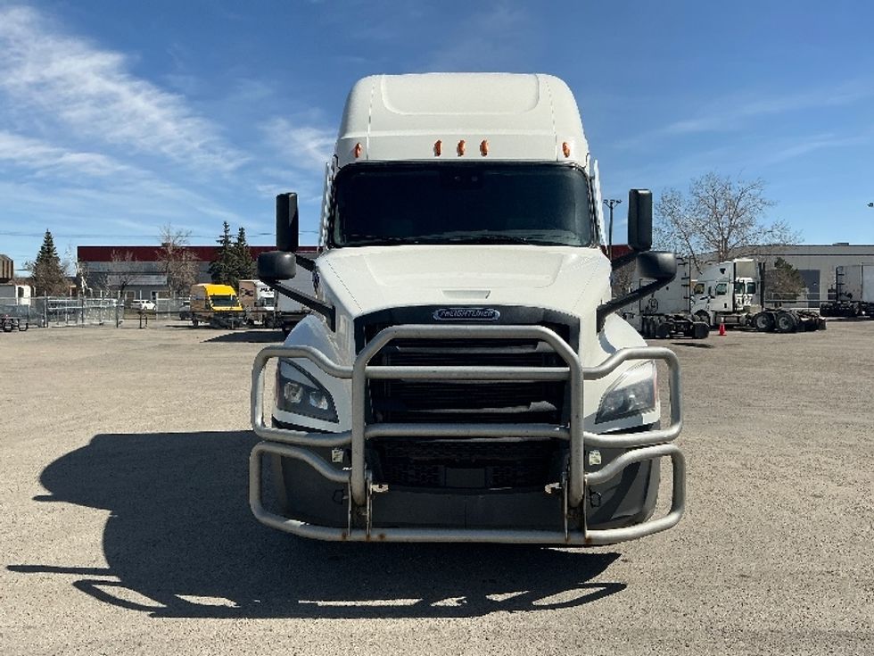 Sleeper Tractor-Heavy Duty Tractors-Freightliner-2022-T12664ST-Calgary-AB-541,116\n\t\tkm-$ 110,500 - Image 2