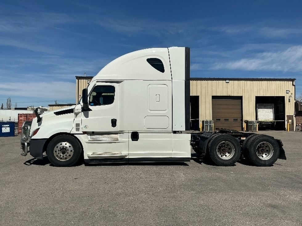 Sleeper Tractor-Heavy Duty Tractors-Freightliner-2022-T12664ST-Calgary-AB-541,116\n\t\tkm-$ 110,500 - Image 4