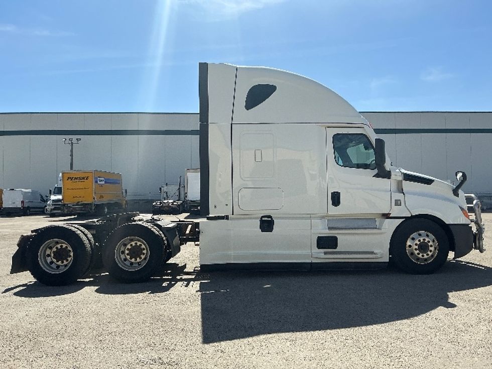 Sleeper Tractor-Heavy Duty Tractors-Freightliner-2022-T12664ST-Calgary-AB-541,116\n\t\tkm-$ 110,500 - Image 8