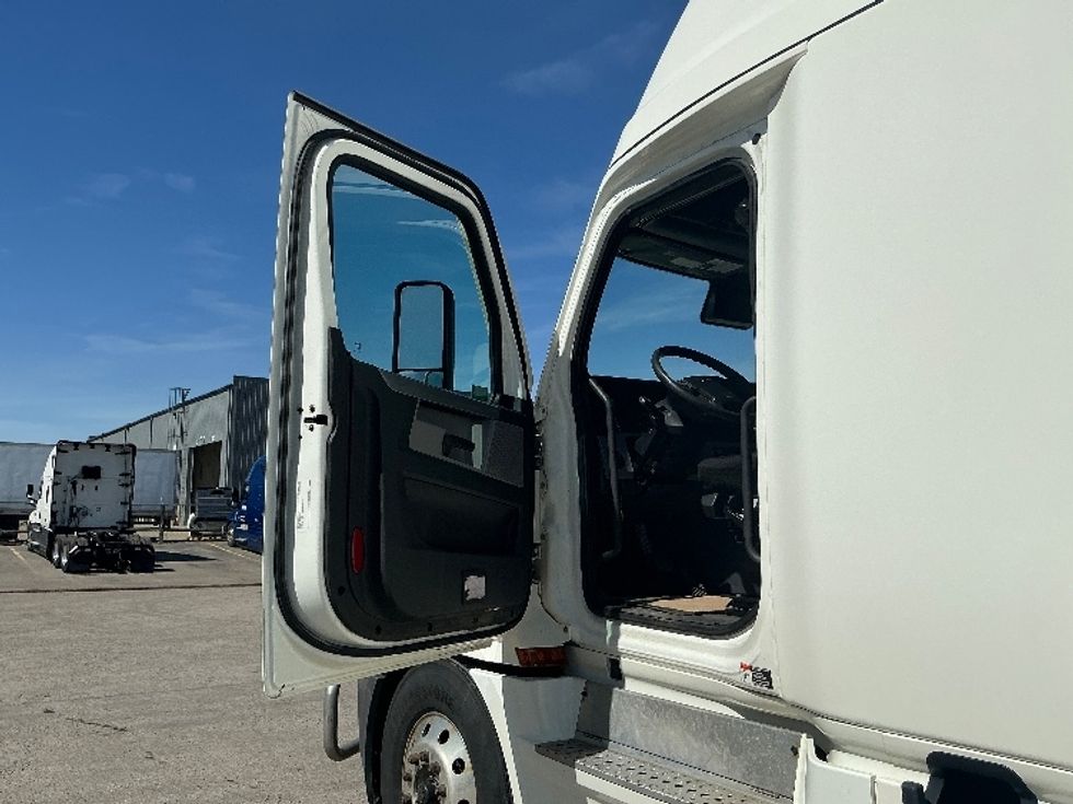 Sleeper Tractor-Heavy Duty Tractors-Freightliner-2022-T12664ST-Calgary-AB-541,116\n\t\tkm-$ 110,500 - Image 9