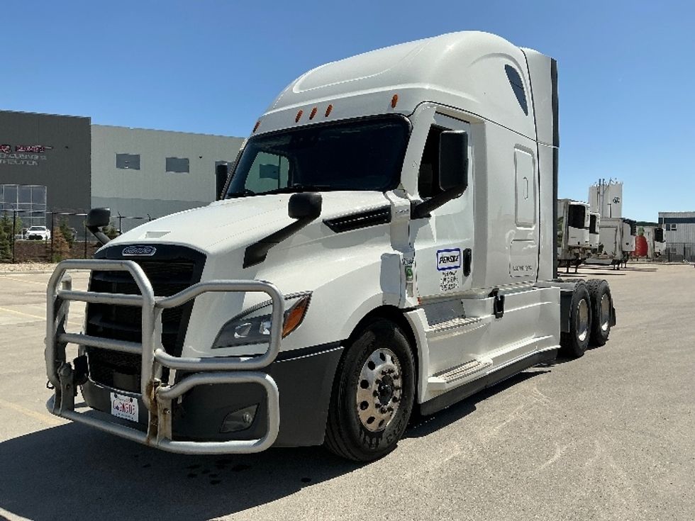 Sleeper Tractor-Heavy Duty Tractors-Freightliner-2022-T12664ST-Calgary-AB-553,093\n\t\tkm-$ 113,750 - Image 1