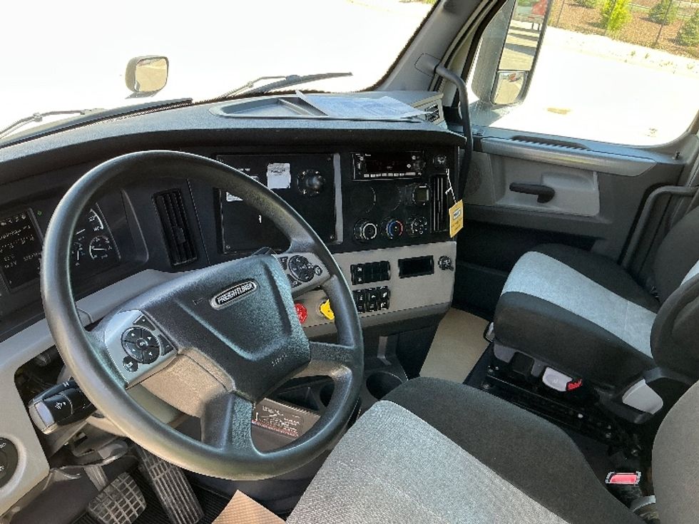 Sleeper Tractor-Heavy Duty Tractors-Freightliner-2022-T12664ST-Calgary-AB-553,093\n\t\tkm-$ 113,750 - Image 10
