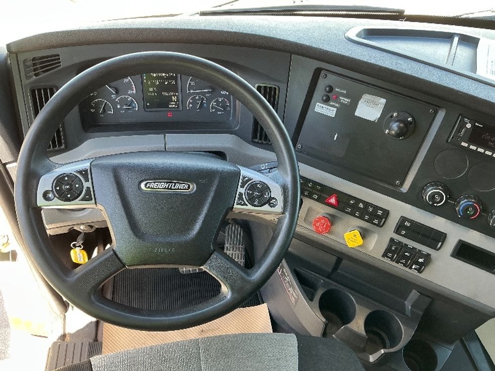 Sleeper Tractor-Heavy Duty Tractors-Freightliner-2022-T12664ST-Calgary-AB-553,093\n\t\tkm-$ 113,750 - Image 11