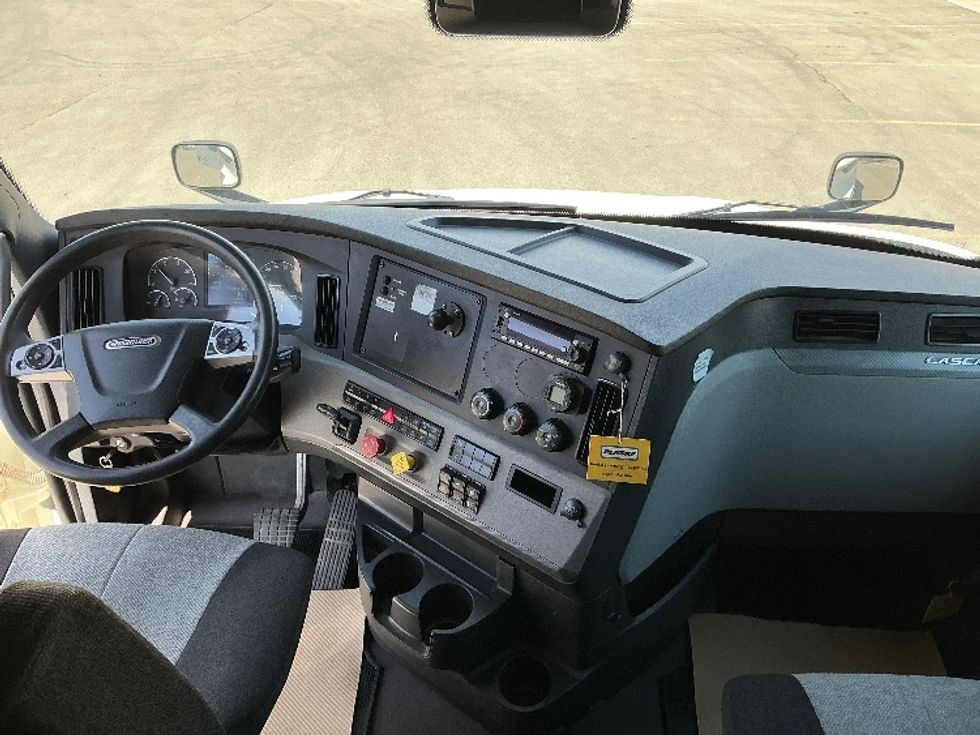 Sleeper Tractor-Heavy Duty Tractors-Freightliner-2022-T12664ST-Calgary-AB-553,093\n\t\tkm-$ 113,750 - Image 12