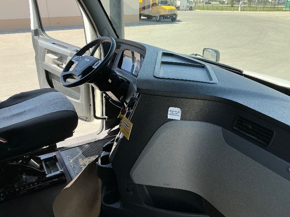 Sleeper Tractor-Heavy Duty Tractors-Freightliner-2022-T12664ST-Calgary-AB-553,093\n\t\tkm-$ 113,750 - Image 15