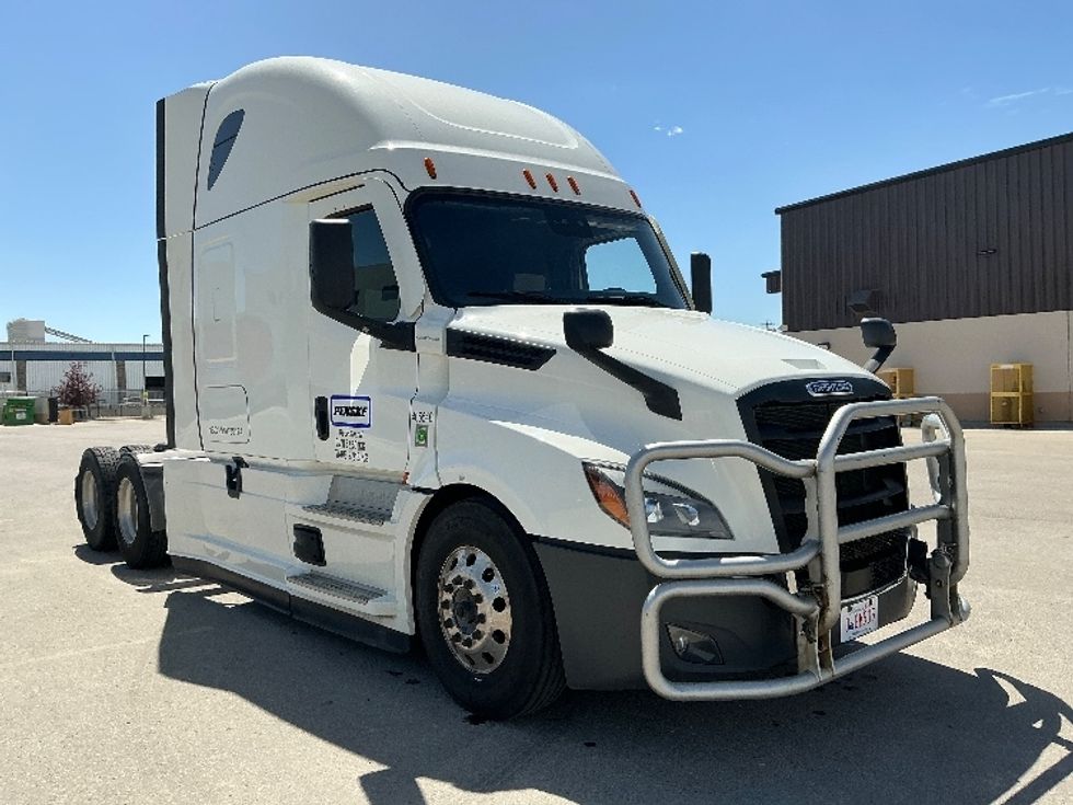 Sleeper Tractor-Heavy Duty Tractors-Freightliner-2022-T12664ST-Calgary-AB-553,093\n\t\tkm-$ 113,750 - Image 3